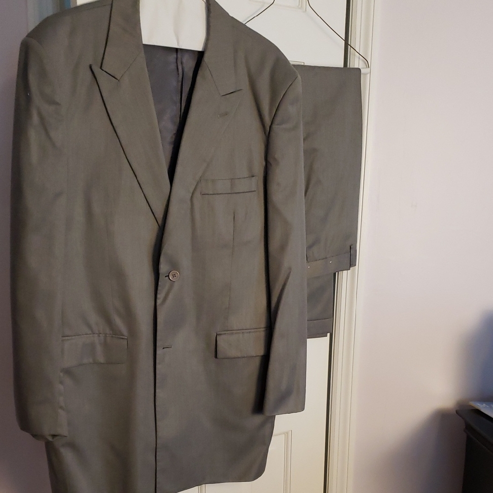 Elegant Men's Gray Suit